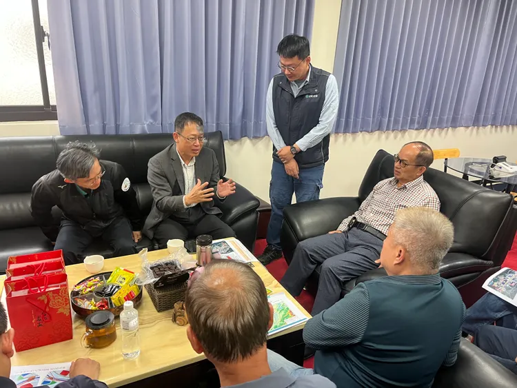 北水分署拜會橫山鄉長張志弘等人說明台三線內灣段南下車道封閉期程。北水分署提供