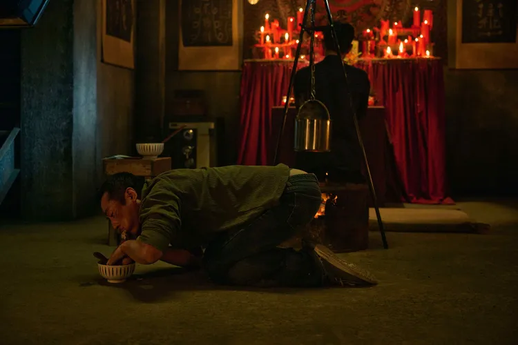 莊凱勛《祭弒》化身嗜賭鬼父「祭子借運」衰全家。威視電影提供