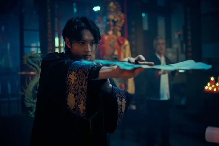 曹佑寧帥氣舞扇念咒，想像自己是《鬼滅之刃》炭治郎。威視電影提供