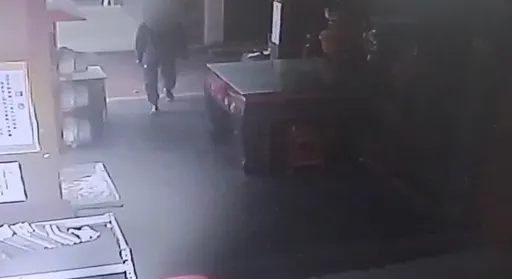 真的好大膽！神明錢也敢偷　還整個功德箱抱走