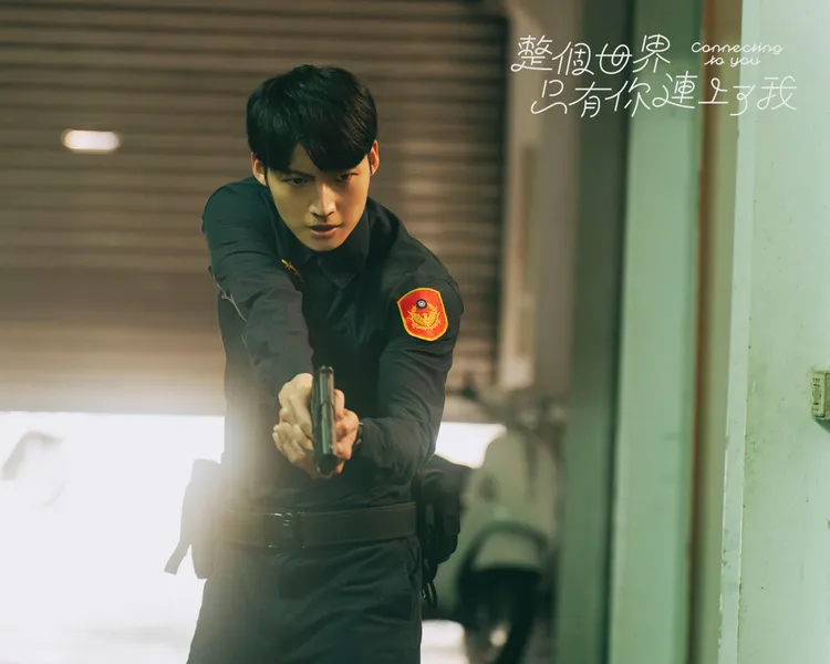 劉育仁身穿警察制服的造型，掀起網友瘋傳肉搜。瀚草文創提供