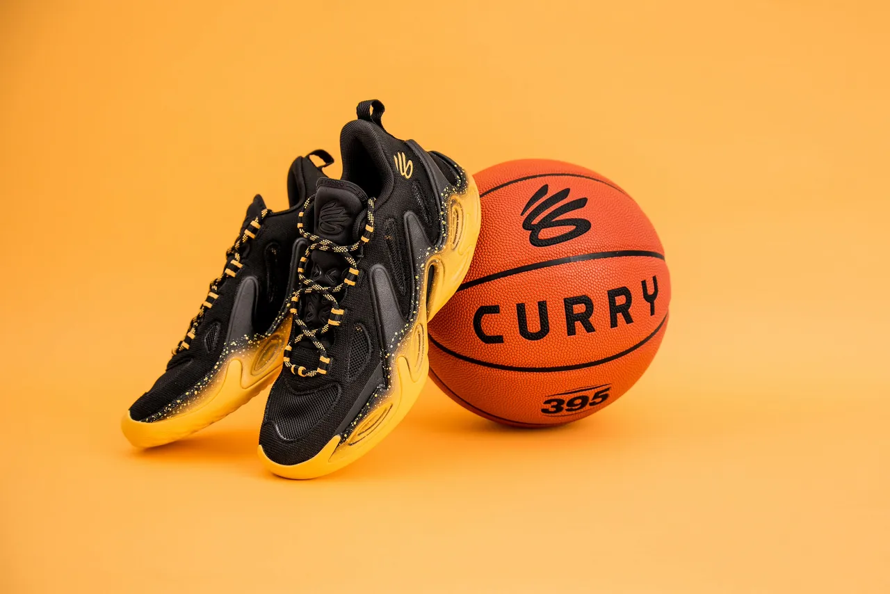 UNDER ARMOUR CURRY 13「The City」籃球鞋採用勇士隊黃黑配色，4480元。品牌提供
