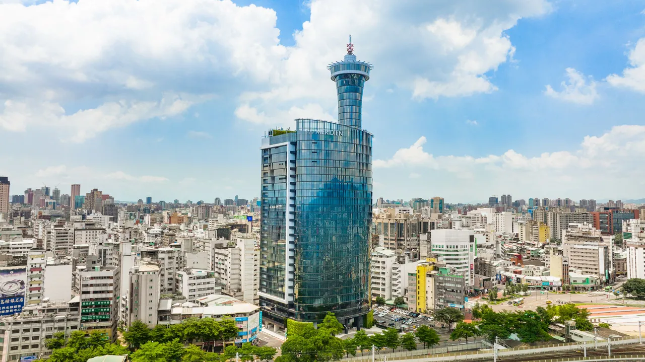 台中李方艾美酒店以當代建築語彙矗立於城市交通樞紐核心，成為串聯歷史街區與新興都會風景的重要地標，為旅人開啟探索台中的第一站。 台中李方艾美酒店提供