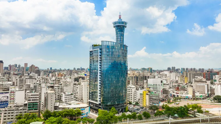 台中李方艾美酒店以當代建築語彙矗立於城市交通樞紐核心，成為串聯歷史街區與新興都會風景的重要地標，為旅人開啟探索台中的第一站。 台中李方艾美酒店提供