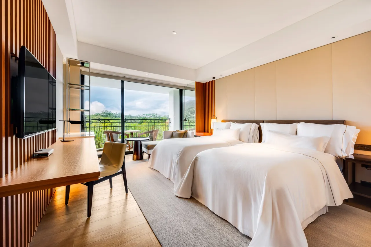 本專案雙人入住桃園大溪笠復威斯汀度假酒店豪華客房含雙人自助早餐，擁有私人觀景陽台、舉世聞名天夢之床、大理石衛浴等頂級舒適設備，每晚還有房客專屬Happy Hour。大溪笠復威斯汀提供