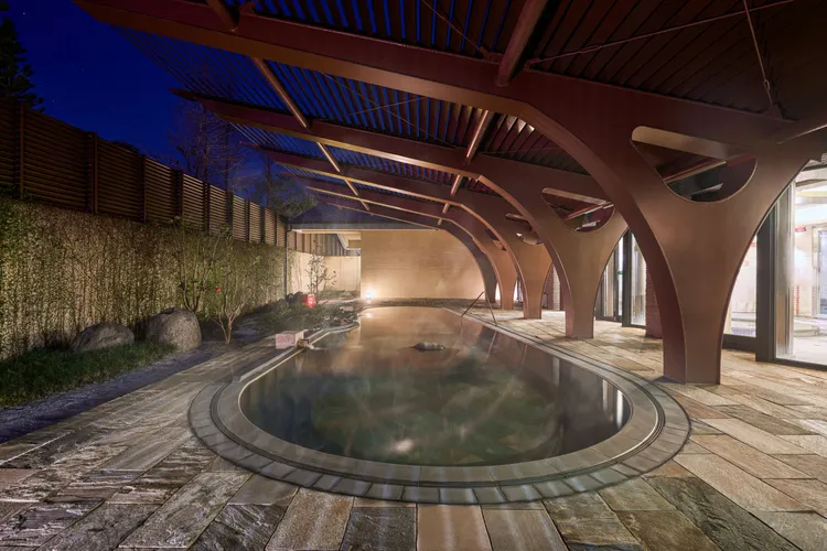 宜蘭力麗威斯汀度假酒店露天風呂為雙邊湯池裸湯設計，以日式禪風庭園巧思規劃，空間寬敞、靜謐舒適，天然植栽與煙霧繚繞的迷人氛圍，感受美人湯純淨的滋養。宜蘭力麗威斯汀提供