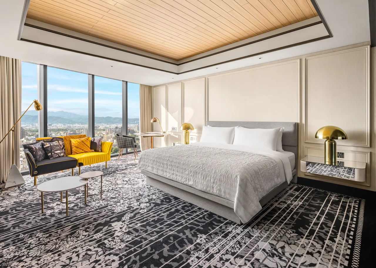 入住台中李方艾美酒店 13 坪摩登現代的經典客房，大片落地窗引入城市光影，在高空中感受台中的日與夜，打造專屬於都會旅人的靜謐休憩時光。 台中李方艾美酒店提供