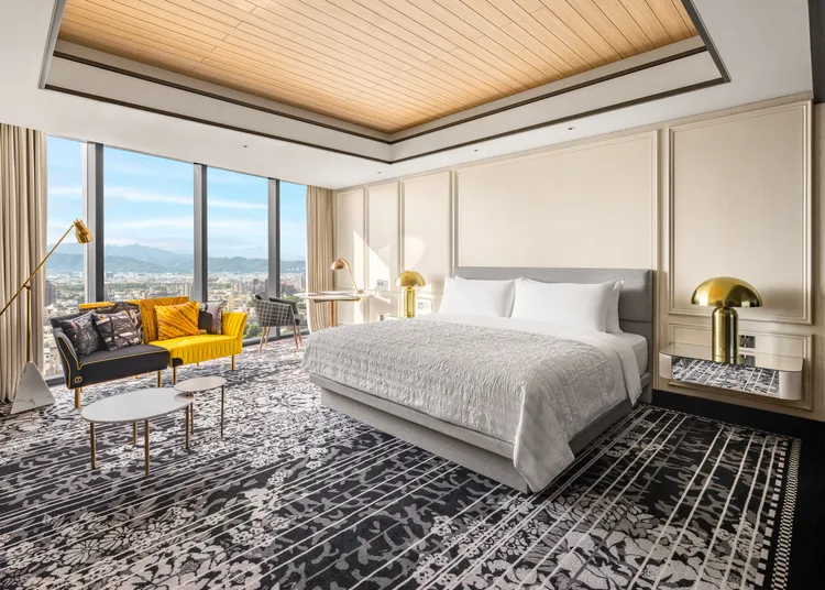 入住台中李方艾美酒店 13 坪摩登現代的經典客房，大片落地窗引入城市光影，在高空中感受台中的日與夜，打造專屬於都會旅人的靜謐休憩時光。 台中李方艾美酒店提供