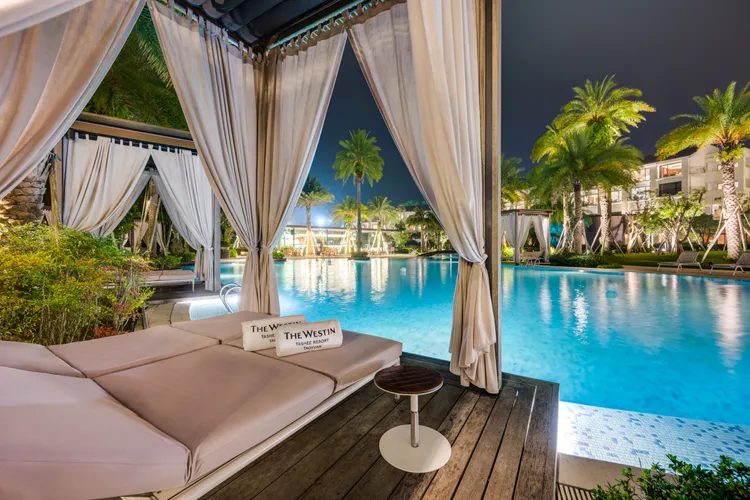 桃園大溪笠復威斯汀度假酒店擁有絕美戶外泳池及室內泳池、八公尺攀岩牆、夢幻旋轉木馬、VR及遊戲室、親子俱樂部等豐富休閒遊憩設施，感受南洋異國風情的山林避世悠閒假期。大溪笠復威斯汀提供