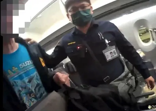 英籍男子飛機上抽電子菸！疑性騷空服員　航警逮捕釐清中
