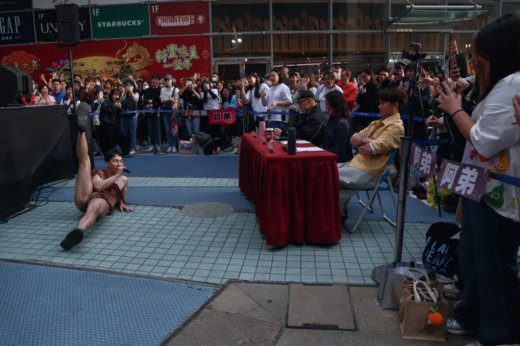 男版丁噹花招百出，火辣破表。相信音樂提供