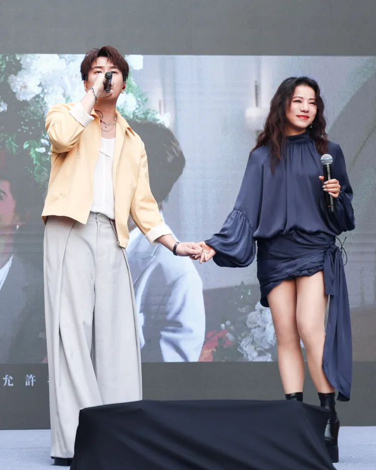 丁噹（右）與阿弟合唱《可以是朋友》。相信音樂提供