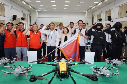 屏東「警用無人機隊」成立　縣長周春米親授旗　科技建警再添戰力