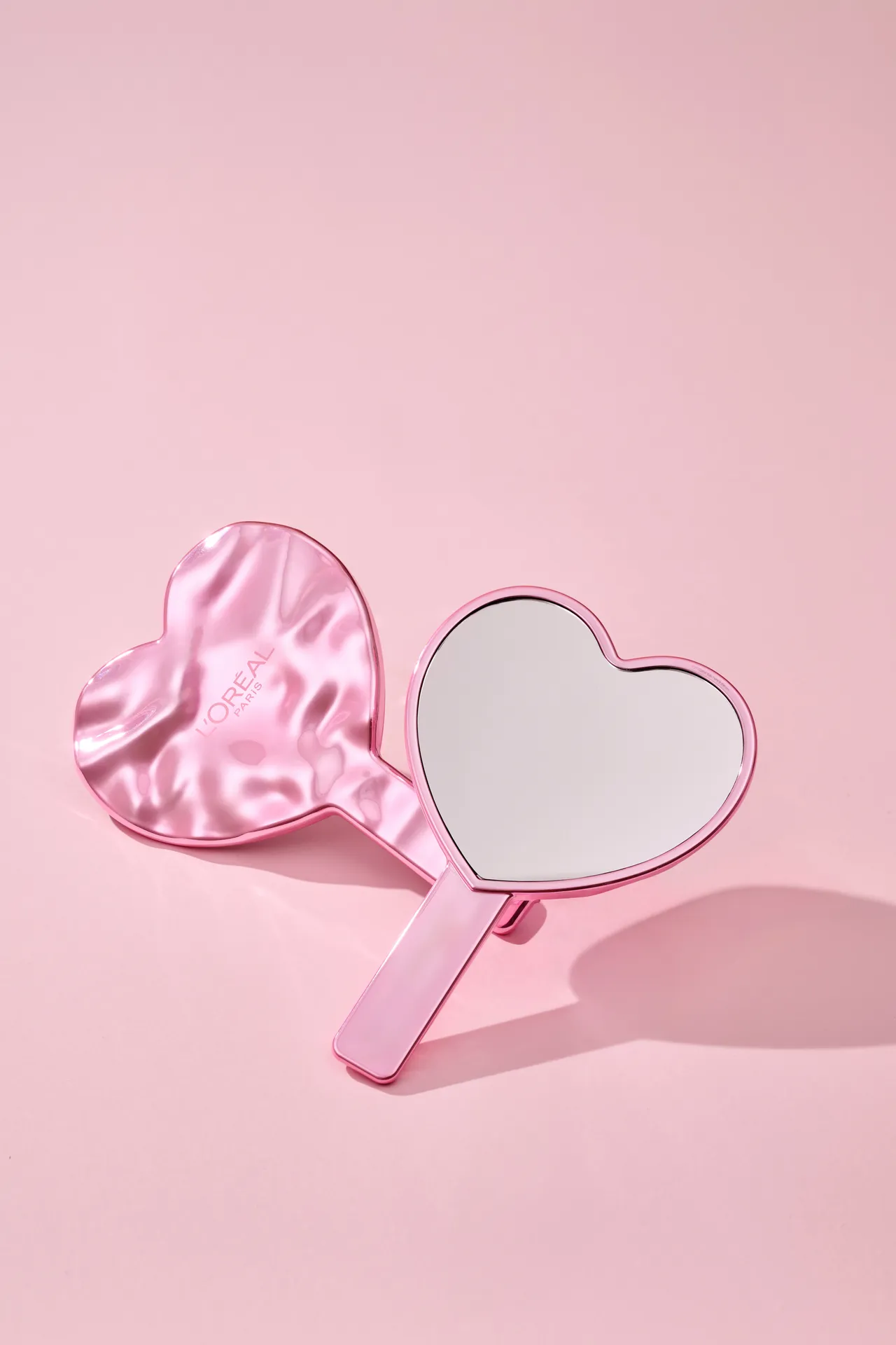 指定通路購買巴黎萊雅髮品滿588元，贈送瞬亮愛心手拿鏡。品牌提供