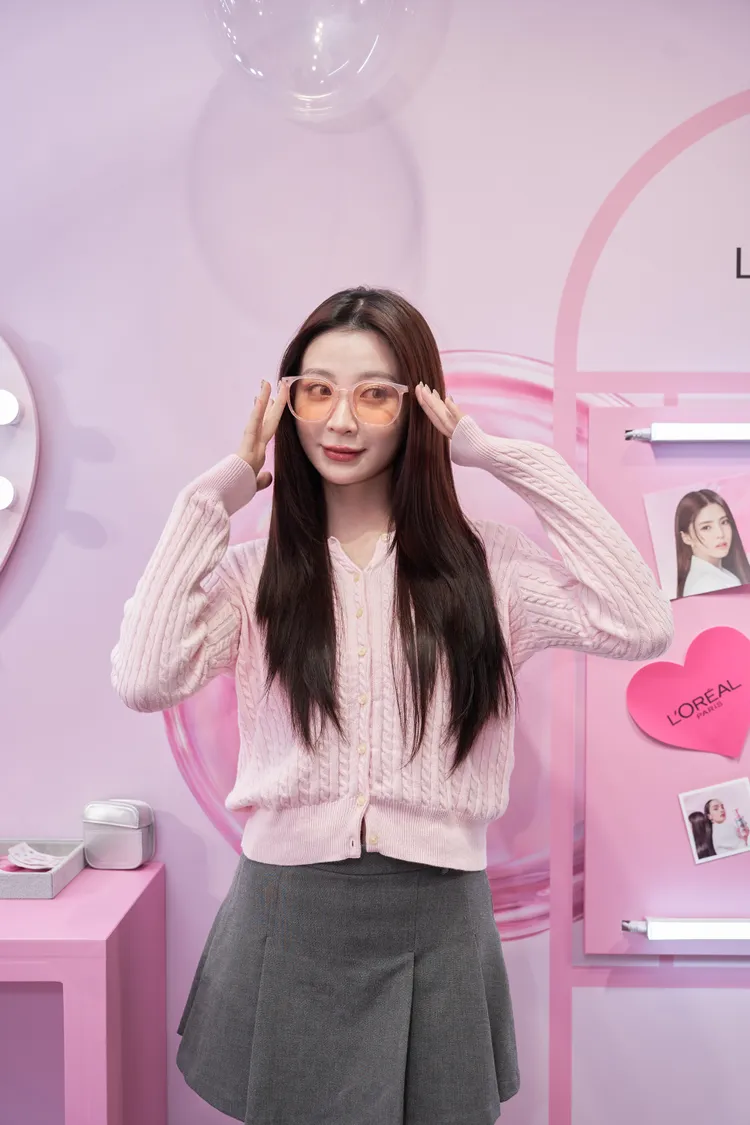 巴黎萊雅與KlassiC. 聯名推出粉亮摺疊墨鏡。品牌提供