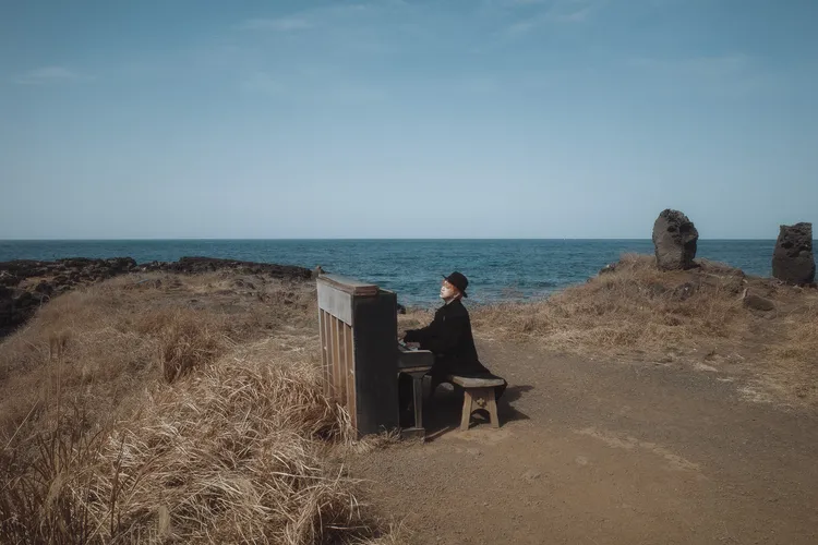 吳昱廷在海邊彈鋼琴的畫面，更致敬《不能說的秘密》MV經典場景。滾石唱片提供