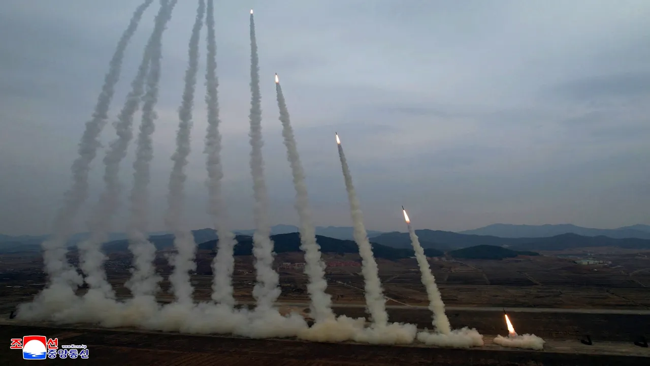 打臉川普！金正恩齊射10枚火箭　愛女貼身見習