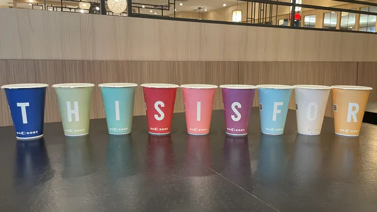 全台門市中杯飲品期間全面換上9款限定應援杯身。翰林茶館提供