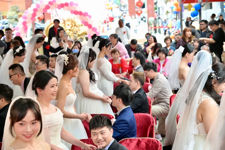 桃園大廟景福宮281年首辦聯合婚禮。景福宮提供