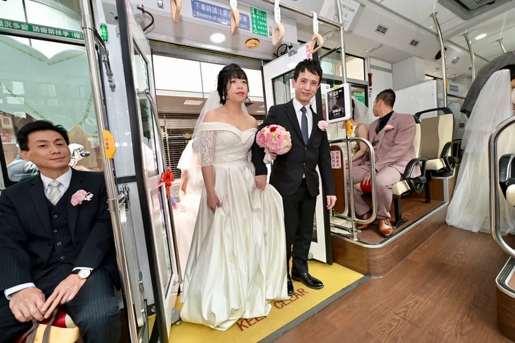 新人搭上環保「幸福列車」。景福宮提供