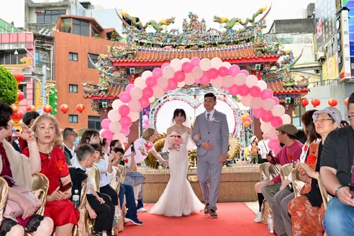 桃園大廟景福宮281年首辦聯合婚禮　33對新人締造歷史浪漫篇章