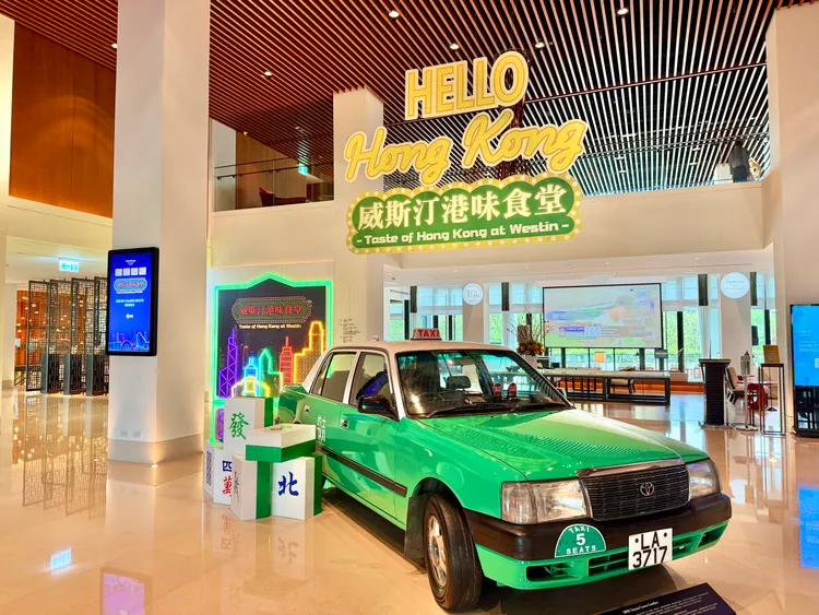 飯店一樓大廳配合吃到飽主題，將香港計程車開進來當佈置。莊偉祺攝