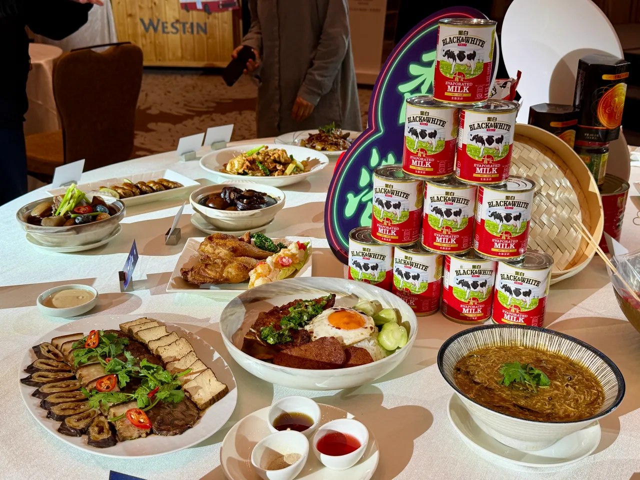 以香港美食5大特色包含街巷大排檔、港式燒味等呈現吃到飽餐點。莊偉祺攝