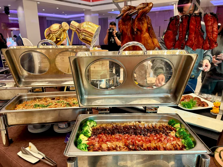 港式燒臘及煲仔飯吃到飽餐點。莊偉祺攝