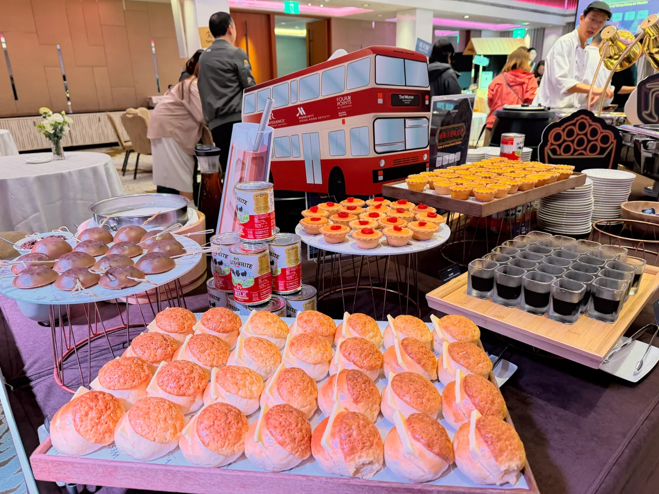 經典的「菠蘿油」、「港式椰撻」，以及適合打卡拍照的街頭小吃「砵仔糕」都是不能錯過的港味甜點。莊偉祺攝