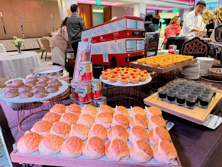 經典的「菠蘿油」、「港式椰撻」，以及適合打卡拍照的街頭小吃「砵仔糕」都是不能錯過的港味甜點。莊偉祺攝