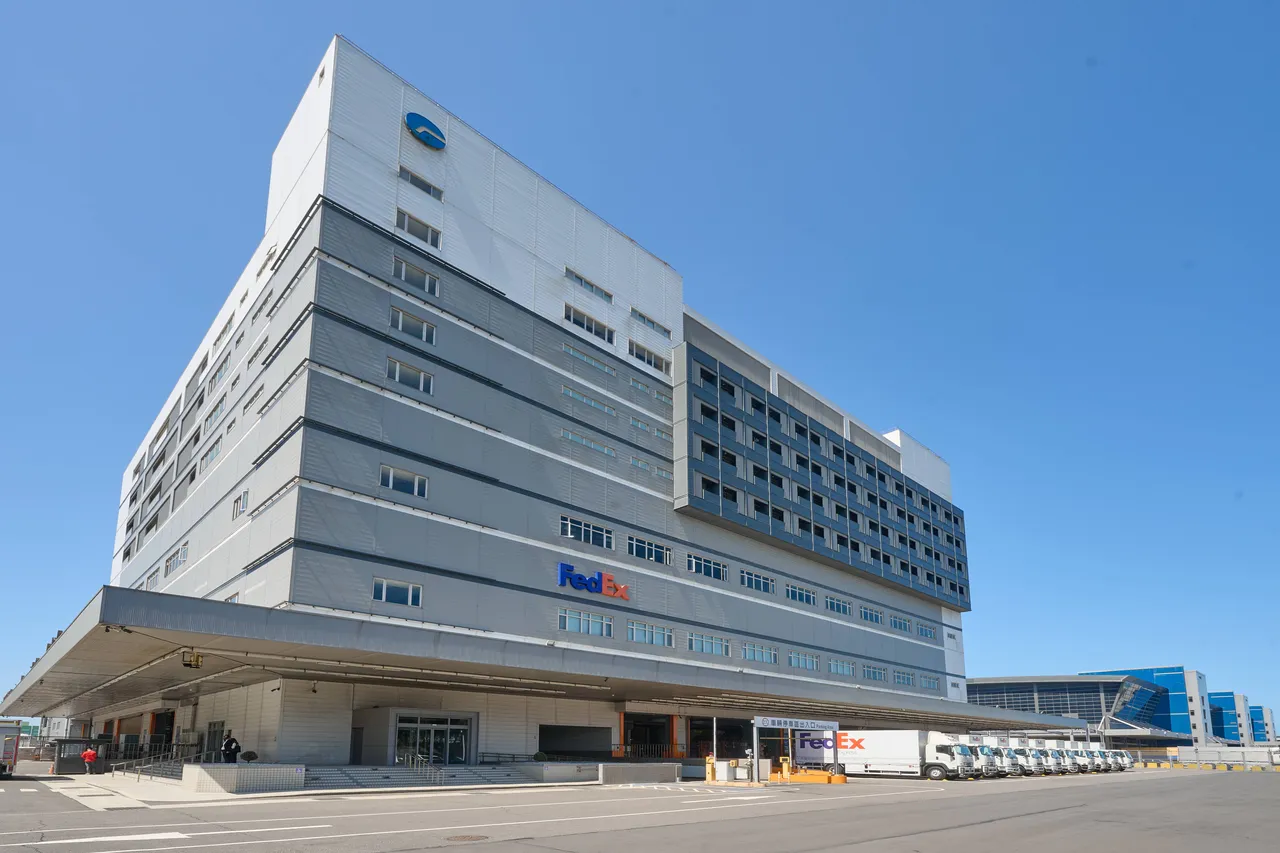 位於桃園國際機場的聯邦快遞全新擴建轉運中心正式啟用，強化台灣與全球市場的連結。聯耶快遞提供