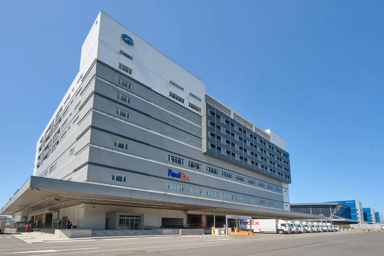 位於桃園國際機場的聯邦快遞全新擴建轉運中心正式啟用，強化台灣與全球市場的連結。聯耶快遞提供