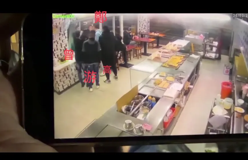 鄭男等4人圍毆2人。翻攝畫面