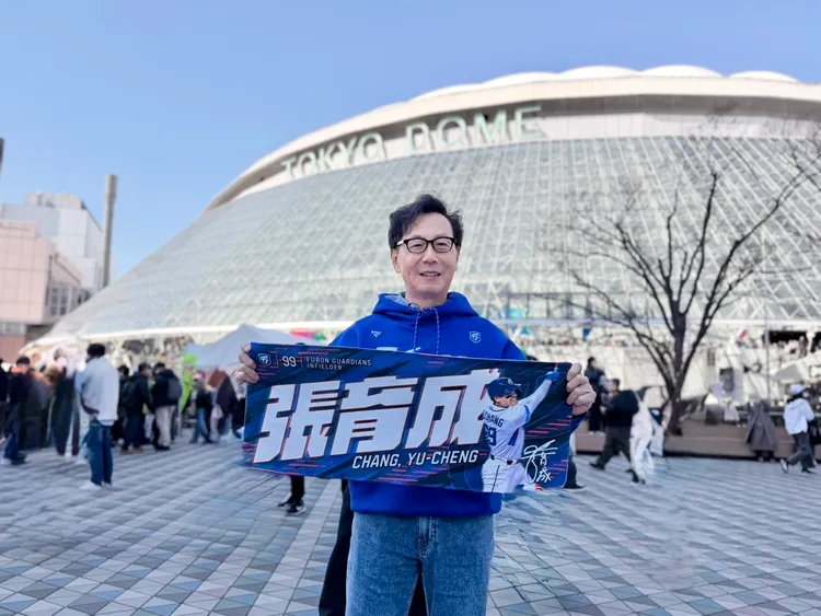 蔡明忠到東京巨蛋力挺球員。翻攝自球團臉書