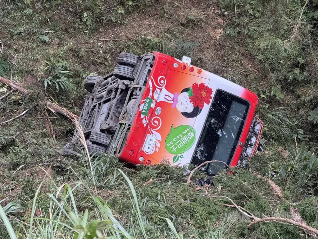 杉林溪森林遊樂區遊園接駁車擦撞山壁並墜谷，車上8人全數送醫，其中1名傷重不治。中央社