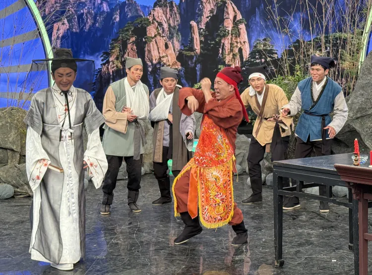 郭子乾（右）使出各種荒謬又老套的話術，讓陳亞蘭（左）在現場「忍笑到發抖」。華視提供