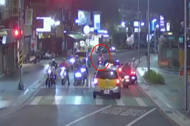 林姓外送員騎車蛇行。翻攝畫面