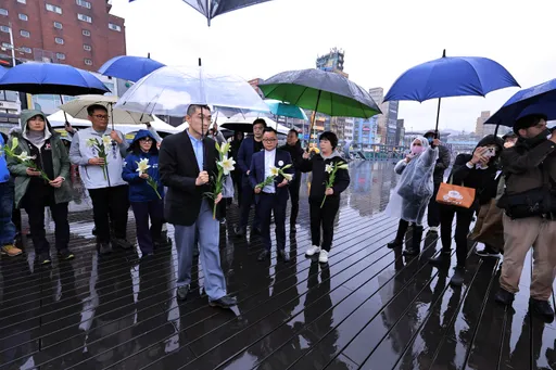 基隆雨中追思228！拋百合悼念受難者　童子瑋籲設人權紀念館