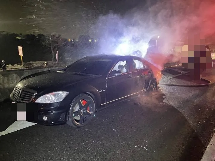 老賓士火燒車，只燒車尾，車頭部分未受波及。民眾提供