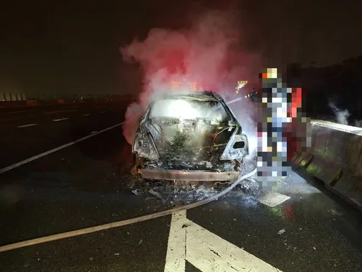 19年老賓士國道火燒車　駕駛急停路肩下車逃命