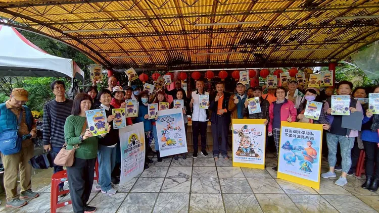 環保局政風室主任林三龍現場進行「識詐」與「行政中立」宣導，透過實際案例說明常見詐騙陷阱，提醒民眾提高警覺、守護財產安全。翻攝畫面