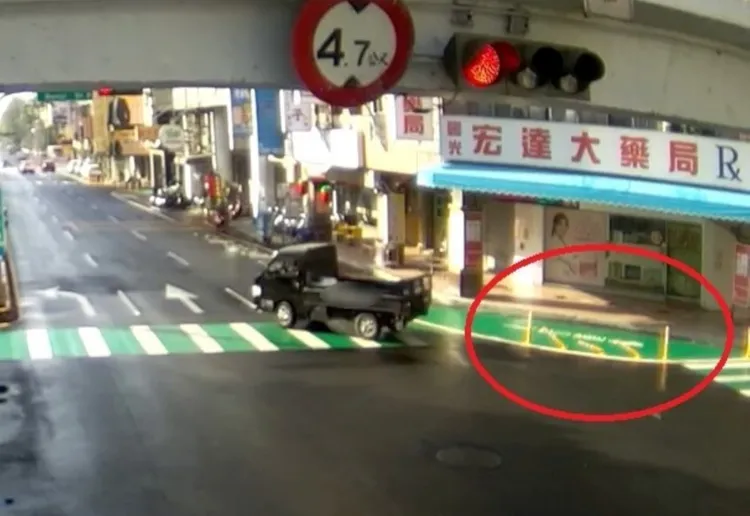 小貨車壓損人行道導桿後肇逃，但所有蹤跡都被監視器錄下。翻攝畫面