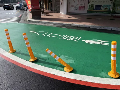 轉彎壓彎人行道導桿　小貨車肇逃卻躲不過「他們」