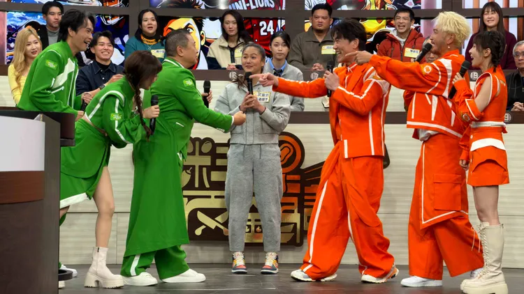 全場起鬨要讓邰智源被摔。麥卡貝網路電視提供