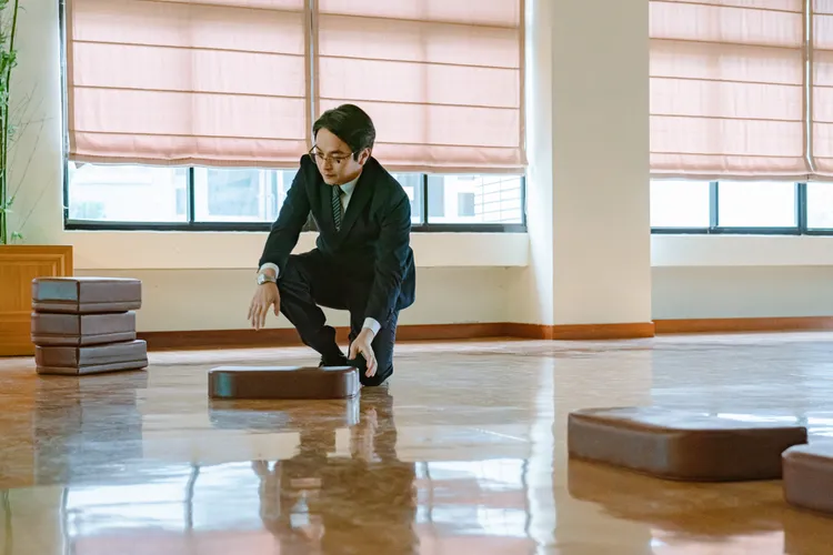 楊銘威正在準備著大體老師啟用儀式的佈置。大愛提供  