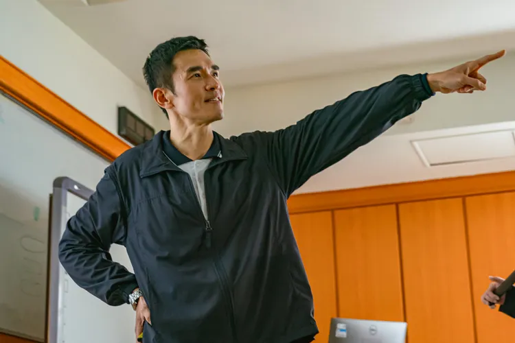 楊一展正在講解手部解剖神經學的課程。大愛提供