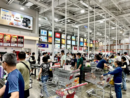 北美好市多出現頂級專櫃潮牌　只要2折價格擺成衣區任人拿