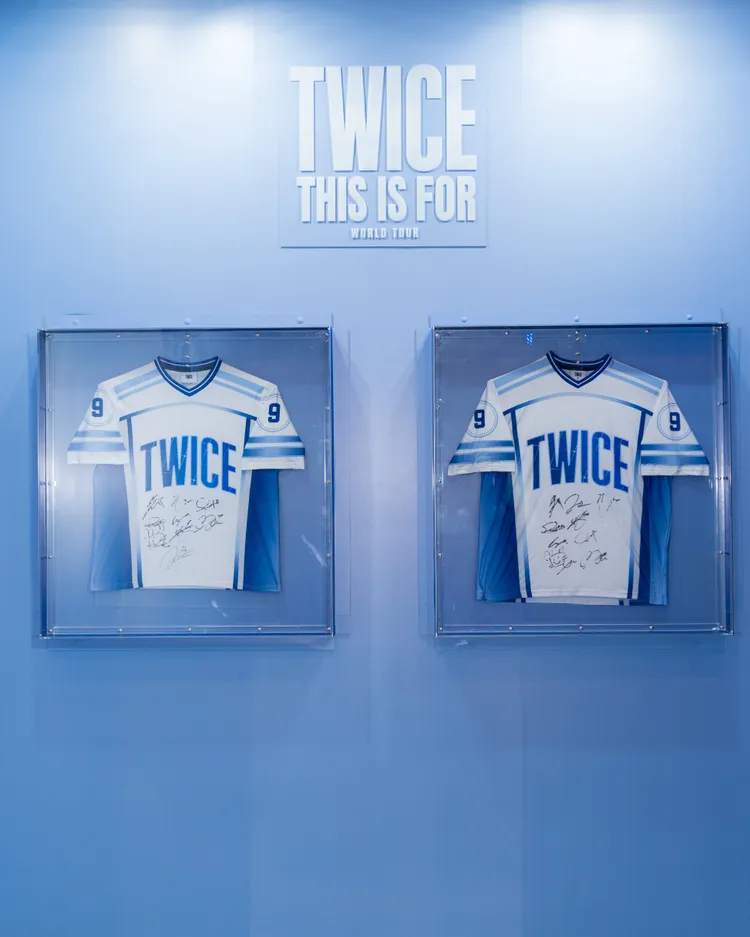 THIS IS FOR快閃店閃示TWICE的親筆簽名球衣。Live Nation Taiwan提供