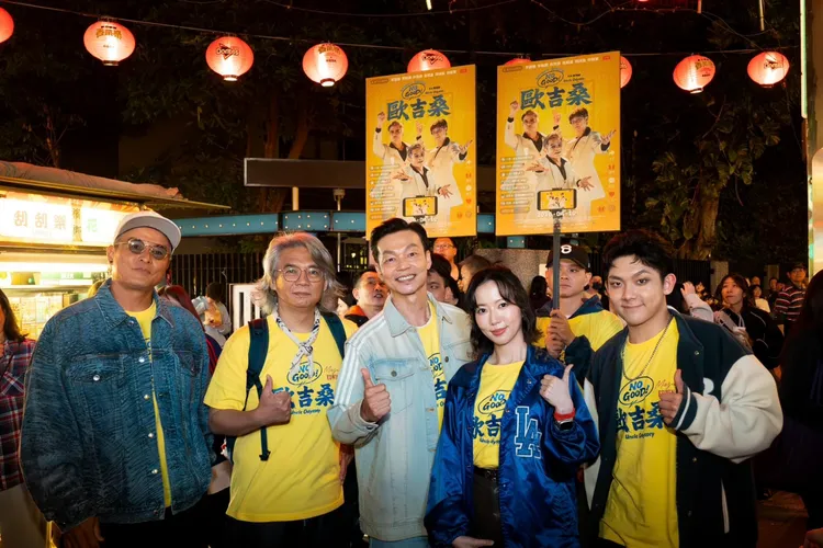 李銘順（左起）、導演張清峰、李國煌、方甯、林毓家前往台北寧夏夜市掃街。萬騰文化創意提供