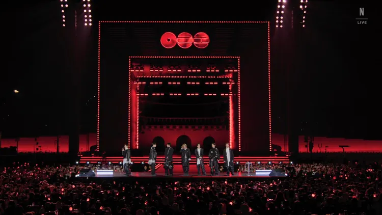 BTS破天荒在光化門開唱，原本預估有26萬人，最後湧入4.2萬人。翻攝Netflix